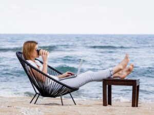 Puhkusel töötamise uuring: suisa 83% inimestest teeb puhkusel tööd￼